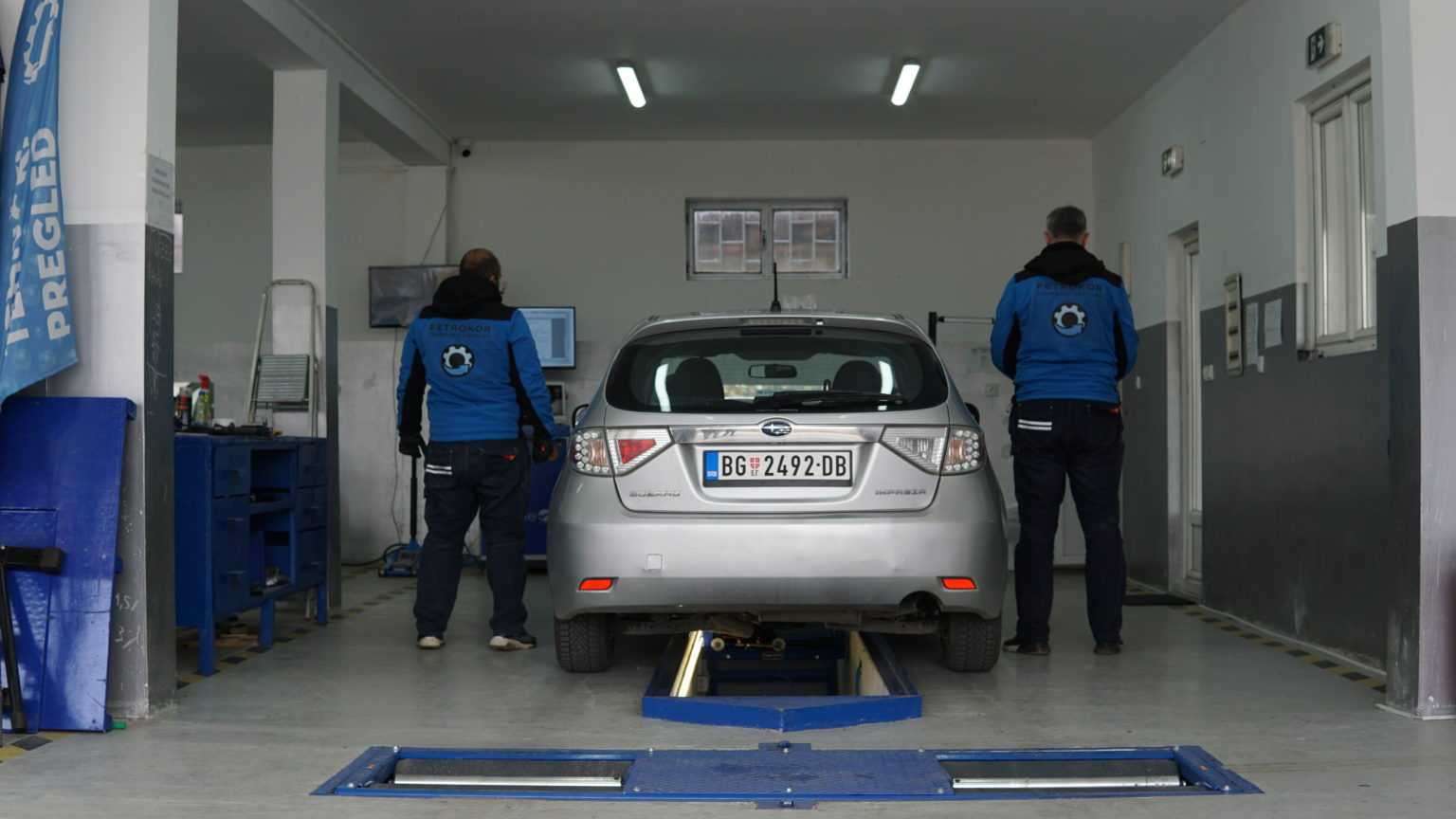 Kontrolori Petrokora pored vozila na liniji tehničkog pregleda